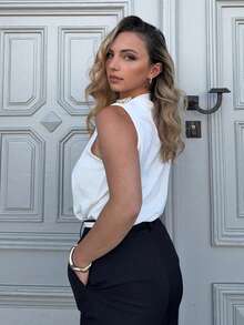 Jeta Ari Blusa blanca elegante y modesta para oficina y uso diario con cuello asimétrico con volantes, mangas sin mangas y botones metálicos, adecuada para primavera/verano - Blanco - Ver 3