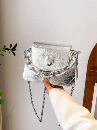 1 件闪亮银色金属外观 PU 迷你链条斜挎包，折纸折痕翻盖设计，梯形，粗链条装饰，时尚百搭