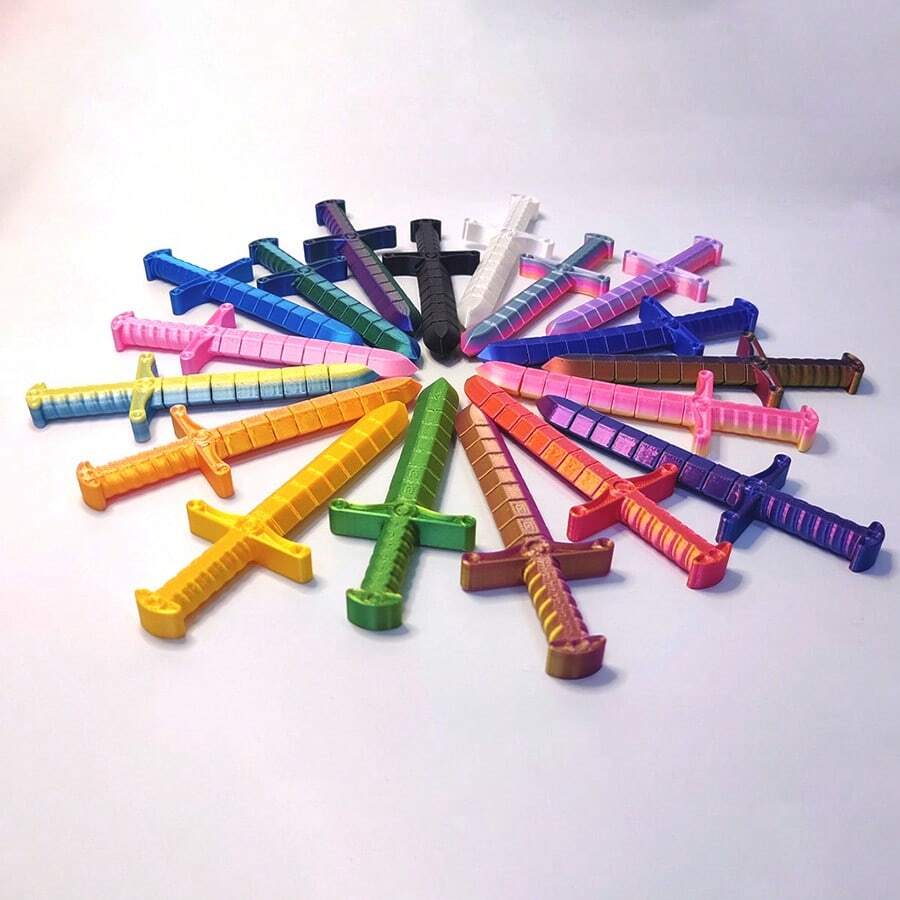 1 件 - 2025 新款 3D 打印铰接式鞭剑。一款有趣独特的装饰玩具，可在剑和鞭子之间变换。非常适合口袋游戏、桌面摆放、车内或办公室装饰。非常适合作为生日、毕业典礼或节日礼物。