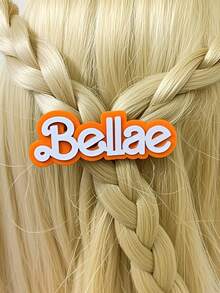 1个定制亚克力姓名发夹，包含个性化姓名发夹、DIY字母礼品发夹和DIY姓名发夹款式。这款产品是开学季送给好朋友的绝佳礼物。它还兼具儿童发夹的属性，色彩鲜艳，造型可爱，充满童趣。