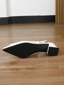 Nouveaux sandales élégantes et pour femmes d'été, talons hauts blancs, talons épais à bout pointu, confortable sandales compensées à enfiler mi-talon, brides sandale Babies à bout fermé