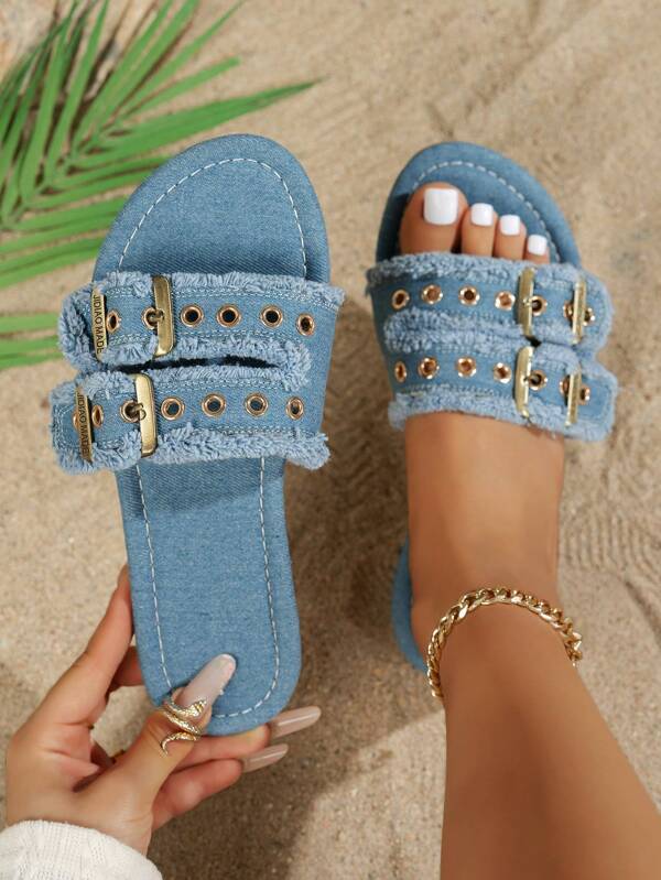Nouvelles sandales femme d'été légères et bleu clair, polyvalentes avec des franges, boucle métallique et rivets. Style casual, outdoor, vacances, plage, rétro bohème recommandé par les influenceurs. À porter avec des robes, sandales plates de style français