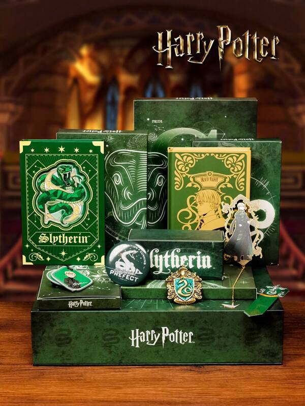 Harry Potter 1 Set Caja de regalo del Año de la Serpiente, caja ciega con tema de Slytherin que incluye marcador de libros de metal, cuaderno, insignia de hojalata, insignia de metal, marcador de papel, llavero, etc. Una exquisita colección de regalos periféricos que rodean la caja ciega de color verde Malfoy para fans de Harry Potter adolescentes y adultos. Regalo de festival, regalo de cumpleaños.