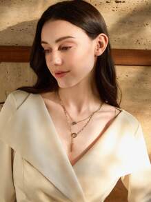 1 pièce Collier en forme de Y doré à plusieurs couches, orné de détails de strass et de faux perles. Convient pour le port quotidien des femmes, les cadeaux d'amitié, les banquets (chaîne faite main coupée sur mesure, nombre variable de perles, taille variable de strass)