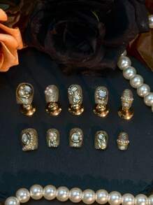 10 Unhas Retrô de Luxo Curtas, Desenhadas à Mão, Cintilantes e Elegantes. Cor Champanhe Combinada com Textura de Concha, Dourado Cintilante e Brilho de Farinha Dourada e Pérolas. Kit de Unhas Usáveis. Adequado para uso diário por mulheres e meninas em Lavida, festivais de música EDM, festivais de música country e festas. Acompanha 1 Gel Jelly e 1 Lixa de Unhas