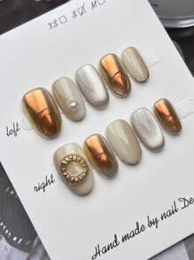 Set di 10 pezzi di unghie finte ovali fatte a mano, con occhi di gatto in oro aurora e argento, con effetto sfumato bianco e una forma tridimensionale floreale realizzata a mano, per un aspetto elegante e alla moda. Riutilizzabili, inclusi gli strumenti per indossarle, adatte a qualsiasi stile di abbigliamento quotidiano femminile, e possono essere regalate per feste, festival e celebrazioni