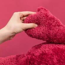 Miniso Jordgubbsbjörnsserien docka tecknad söt plyschkudde bekväm och hudvänlig gosedjur soffa ornament födelsedagsfestivalpresent 35,5 cm/13,98 tum - Rosröd - Visa 7