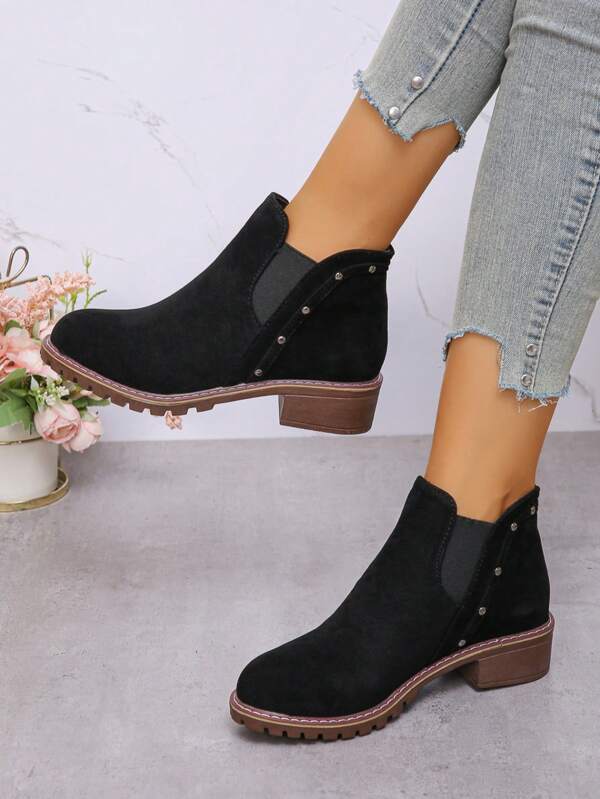 Novos Modelos Outono/Inverno 2024 Botas de Cano Curto Femininas de Couro Macio Com Salto Grosso, Cor Preta Versátil