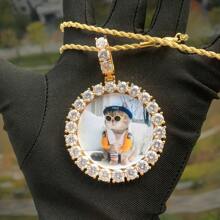(Hecho a medida) Marco de foto redondo de cubic zirconia grande personalizado, colgante de cuello de estilo hip hop con cubic zirconia de latón para uso diario, incluye cadena de cuerda trenzada de 50 cm
