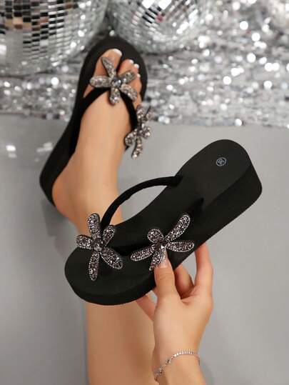 女士海星水晶装饰厚底黑色人字拖，海滩上吸睛之笔。灰色海星坡跟人字拖，舒适百搭，适合多种场合。