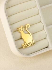 1 Stück kundenspezifische ägyptische Katzen-Namensbrosche für Frauen, goldfarbene Buchstaben-Brosche aus rostfreiem Stahl, Business-Party-Schmuckgeschenk