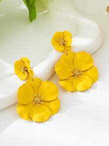 1 par de pendientes de metal de múltiples capas asimétricos con flores, regalo para citas