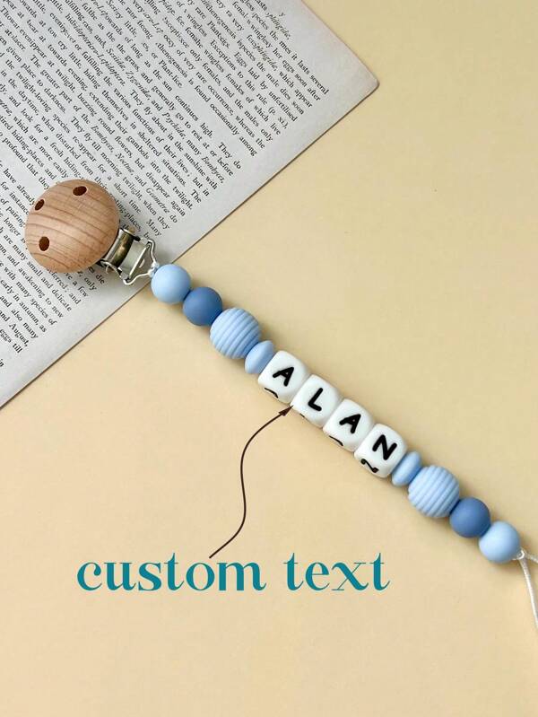 1 Clemă de suzetă personalizată, Cadou de baie personalizat, Clemă de suzetă personalizată, Decorațiune personalizată pentru ghiozdan, Cadou de sărbători personalizat, Multifuncțional, Ornamental, Literă, Elegant, Modern, Colorat, Drăguț, Adorabil, Casual, Personalizat, Personalizat, Unic, Personalizat, Cadouri ideale pentru el, Cadouri ideale pentru ea pentru întoarcerea la școală.