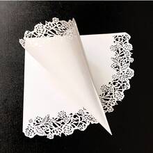 25 Stücke/Packung Laser geschnittene Hochzeitsconfetti Kegel, Rosenblumen-Rand weiße herzförmige Papiertüten für das Werfen von Reis auf Hochzeitspartys (ohne getrocknete Blumen und Basis)