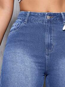 Damskie luźne, sprane szorty jeansowe midi z prostymi nogawkami i przetarciami