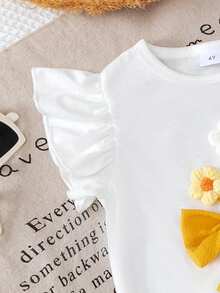 年轻女孩时尚休闲纯色刺绣花卉蝴蝶结圆领盖袖上衣，松紧腰纯色针织短裤，适合日常、居家、户外、街头、运动、可爱、度假、夏季