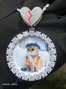 (Hecho a medida) Marco de foto redondo de cubic zirconia grande personalizado, colgante de cuello de estilo hip hop con cubic zirconia de latón para uso diario, incluye cadena de cuerda trenzada de 50 cm