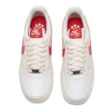 Nike Air Force 1 女款休闲鞋，轻盈缓震，透气舒适，厚底设计，饰有品牌标志，亲肤百搭，适合日常穿着、健身、通勤、下班后休闲旅行等场合。货号：DC9486-109 - 象牙色/米色/紅色 - 查看 7