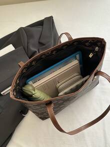 这款2025经典复古印花托特包，采用扑克牌图案设计，搭配棕色皮革手柄和金属铆钉点缀，展现丰富的质感。容量宽敞实用，非常适合日常通勤、购物和大学使用。 - 咖啡 - 查看 9