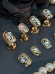 10 Unhas Retrô de Luxo Curtas, Desenhadas à Mão, Cintilantes e Elegantes. Cor Champanhe Combinada com Textura de Concha, Dourado Cintilante e Brilho de Farinha Dourada e Pérolas. Kit de Unhas Usáveis. Adequado para uso diário por mulheres e meninas em Lavida, festivais de música EDM, festivais de música country e festas. Acompanha 1 Gel Jelly e 1 Lixa de Unhas