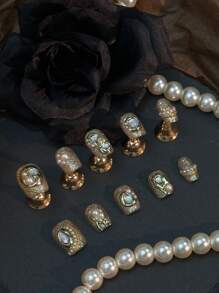 10 Unhas Retrô de Luxo Curtas, Desenhadas à Mão, Cintilantes e Elegantes. Cor Champanhe Combinada com Textura de Concha, Dourado Cintilante e Brilho de Farinha Dourada e Pérolas. Kit de Unhas Usáveis. Adequado para uso diário por mulheres e meninas em Lavida, festivais de música EDM, festivais de música country e festas. Acompanha 1 Gel Jelly e 1 Lixa de Unhas