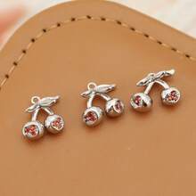 3 pièces d'accessoires semi-finis en DIY faits à la main : pendentif cerise de petite taille, plaqué cuivre 18 carats avec zircone rouge. Utilisables pour fabriquer des boucles d'oreilles, colliers et pendentifs