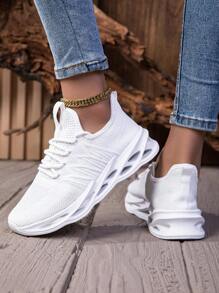 1 Pair Women's Fashion White Running Shoes, Breathable Non-Slip Sneakers, Lightweight Comfortable Outdoor Sports Shoes, Soft Platform Increase Height Retro Chunky Sneakers, Shock Absorbing Mesh Breathable Casual Socks Shoes For Outdoor, School, Travel