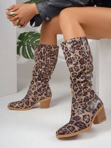 Botas Cano Alto Estampadas de Leopardo de Salto Tratorado Novo para Outono/Inverno Femininas, Botas de Vestido Cano Longo na Moda e Versáteis - Estampa de leopardo clara - Visão 5