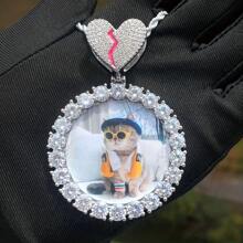 (Hecho a medida) Marco de foto redondo de cubic zirconia grande personalizado, colgante de cuello de estilo hip hop con cubic zirconia de latón para uso diario, incluye cadena de cuerda trenzada de 50 cm