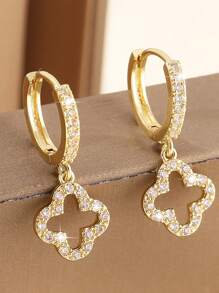 Un par de pendientes de cobre lujosos con circonita, con un diseño floral estelar hueco simple y elegante