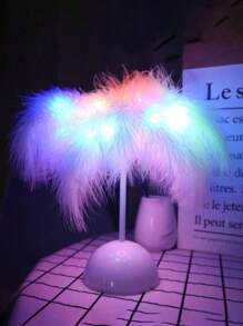 1 pièce Lampe de table à LED avec flamme artificielle romantique et plume - Style nordique moderne, lumière de nuit romantique. Alimentée par 3 piles AA (piles non incluses). Convient pour les têtes de lit, les bureaux, les salons, les anniversaires, les décorations de fêtes. Également un choix idéal pour les cadeaux d'anniversaire.
