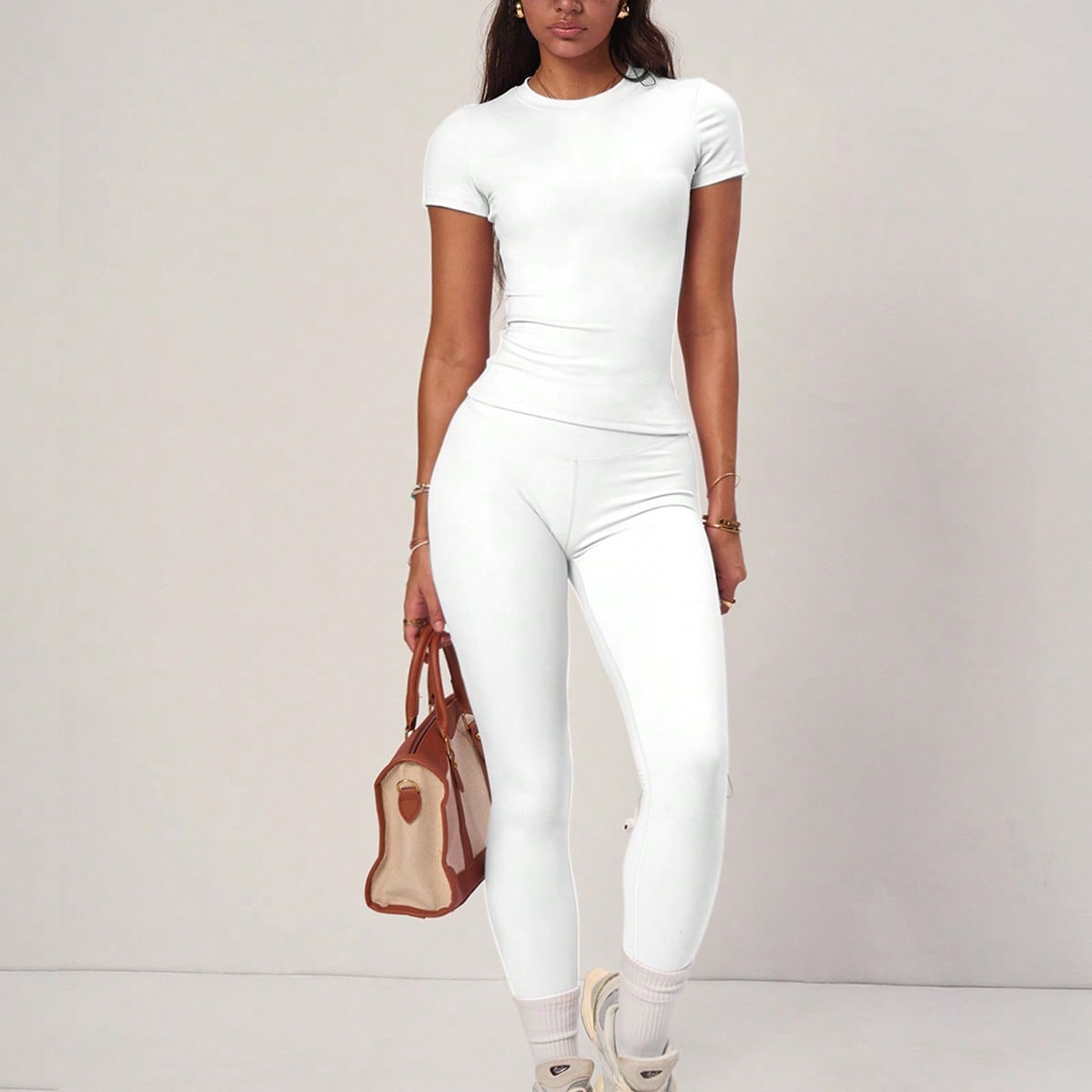 Conjunto de top y pantalones básicos blancos, de talle alto y corte holgado, esencial para uso casual y deportivo en verano