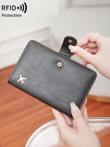 MIYIN 1 pièce Porte-passeport minimaliste accessoire de voyage - rangement pratique Porte-passeport multi-cartes en PU - fermeture par pression motif avion fournitures de vacances articles de voyage Portefeuille de passeport accessoires de voyage affaires décontractées femme et homme indispensables de voyage incontournables pour le voyage et la rentrée scolaire pour offrir à la famille, aux amis, aux amoureux