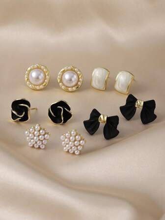 5 paia di orecchini a bottoncino geometrici in stile vintage con fiore di camelia nera, fiocco, stella e perle finte. Eleganti e minimalisti, gioielli di moda di qualità adatti per l'uso quotidiano e festivo delle donne.