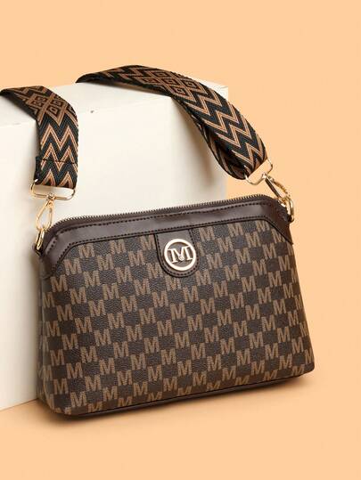 女士时尚M字母印花PU斜挎包，波西米亚风可调节宽肩带轻便单肩包，适合日常通勤、旅行、购物等多种场合。