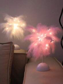 1 pièce Lampe de table à LED avec flamme artificielle romantique et plume - Style nordique moderne, lumière de nuit romantique. Alimentée par 3 piles AA (piles non incluses). Convient pour les têtes de lit, les bureaux, les salons, les anniversaires, les décorations de fêtes. Également un choix idéal pour les cadeaux d'anniversaire.