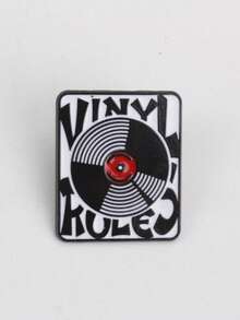 1 件酷炫黑胶唱片主题胸针、复古音乐黑胶唱片别针、时尚黑胶唱片灵感胸针，采用酷炫复古音乐主题的设计，非常适合音乐爱好者，尤其是那些欣赏黑胶唱片文化并寻求个性化配饰的人，它为学校的装备背包增添了复古而时尚的氛围