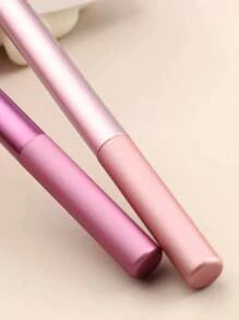 Conjunto de 2 peças: 1 peça de Sombra em Pó Rosa Plana e 1 peça de Sombra Roxa Redonda. A Sombra Plana é macia e densa, adequada para a mistura e base de grandes áreas dos olhos. A Sombra Redonda é menor, adequada para a mistura e coloração detalhada dos olhos.