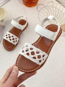 Sandalias planas para niñas de estilo sencillo y de moda, con decoración de cinturón tejido de material, sin puntera abierta, de suela plana y con cierre de gancho y bucle, adecuadas para uso diario, viajes, juegos de verano, actividades en la playa y otras ocasiones