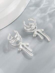 Une paire de barrettes d'oreille à ruban blanc pur de conception à petite échelle pour le perçage d'oreilles sans trous d'oreilles, convenant aux boucles d'oreilles de style ballet. Peut être porté quotidiennement par les hommes et les femmes.