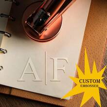 这款一体式定制婚礼压花工具适用于请柬、信件压花、婚礼压花印章、首字母压花和婚礼印章。它功能多样、装饰性强、可重复使用、精致时尚、品质上乘、色彩丰富、现代时尚、可定制、个性化且独一无二。它是送给男士/女士的理想礼物，也适合送给男友、父亲、女友、母亲、家人、朋友，以及茶室、家居、花园等各种场合。永恒的爱 - 多色 - 查看 4