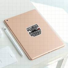 3英寸“上瘾就是为了一件事放弃一切”贴纸，非常适合提升意识！非常适合个性化宣传材料、笔记本和康复空间。非常适合活动家、健康专业人士、学生以及任何致力于康复的人士。类别：励志贴纸、意识艺术、社会正义设计、康复主题。