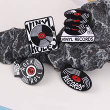 1 件酷炫黑胶唱片主题胸针、复古音乐黑胶唱片别针、时尚黑胶唱片灵感胸针，采用酷炫复古音乐主题的设计，非常适合音乐爱好者，尤其是那些欣赏黑胶唱片文化并寻求个性化配饰的人，它为学校的装备背包增添了复古而时尚的氛围