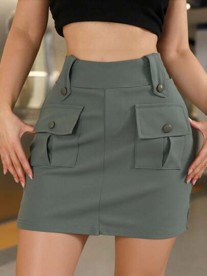 Falda short corto tejido stretch pretina elástica bajo recto ajustado dos bolsillos cargo solapa broche presión trabillas decorativas calor primavera verano día noche vacaciones playa jardín alberca calle cómodo básico