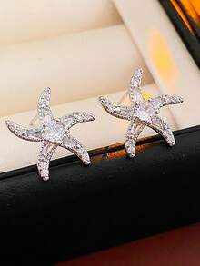 锆石海星耳钉，时尚百搭的夏季度假风格，适合女性佩戴，作为铜金属配饰