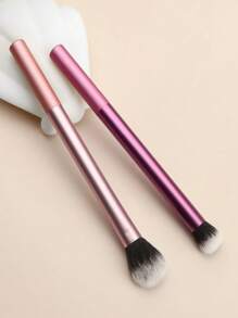 Conjunto de 2 peças: 1 peça de Sombra em Pó Rosa Plana e 1 peça de Sombra Roxa Redonda. A Sombra Plana é macia e densa, adequada para a mistura e base de grandes áreas dos olhos. A Sombra Redonda é menor, adequada para a mistura e coloração detalhada dos olhos.