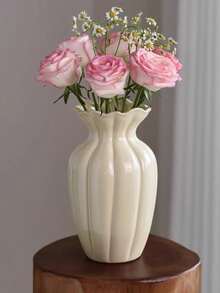 1个复古优雅陶瓷花瓶。可用作客厅花瓶，也可作为现代装饰品摆放在干花旁，或作为餐桌摆饰。它既可盛放鲜花，也可盛放人造花，是咖啡桌、书桌和客厅的理想装饰品。适合房间装饰和家居装饰。是开学季的必备单品。