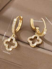 Un par de pendientes de cobre lujosos con circonita, con un diseño floral estelar hueco simple y elegante
