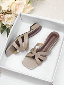Sandales plates pour femmes 2025 Printemps Été Nouvelle Mode Polyvalente Semelle Souple Antidérapante Tongs de Plage Sandales Romaines Mode Plus Taille Chaussures Femme