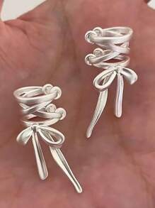 Une paire de barrettes d'oreille à ruban blanc pur de conception à petite échelle pour le perçage d'oreilles sans trous d'oreilles, convenant aux boucles d'oreilles de style ballet. Peut être porté quotidiennement par les hommes et les femmes.